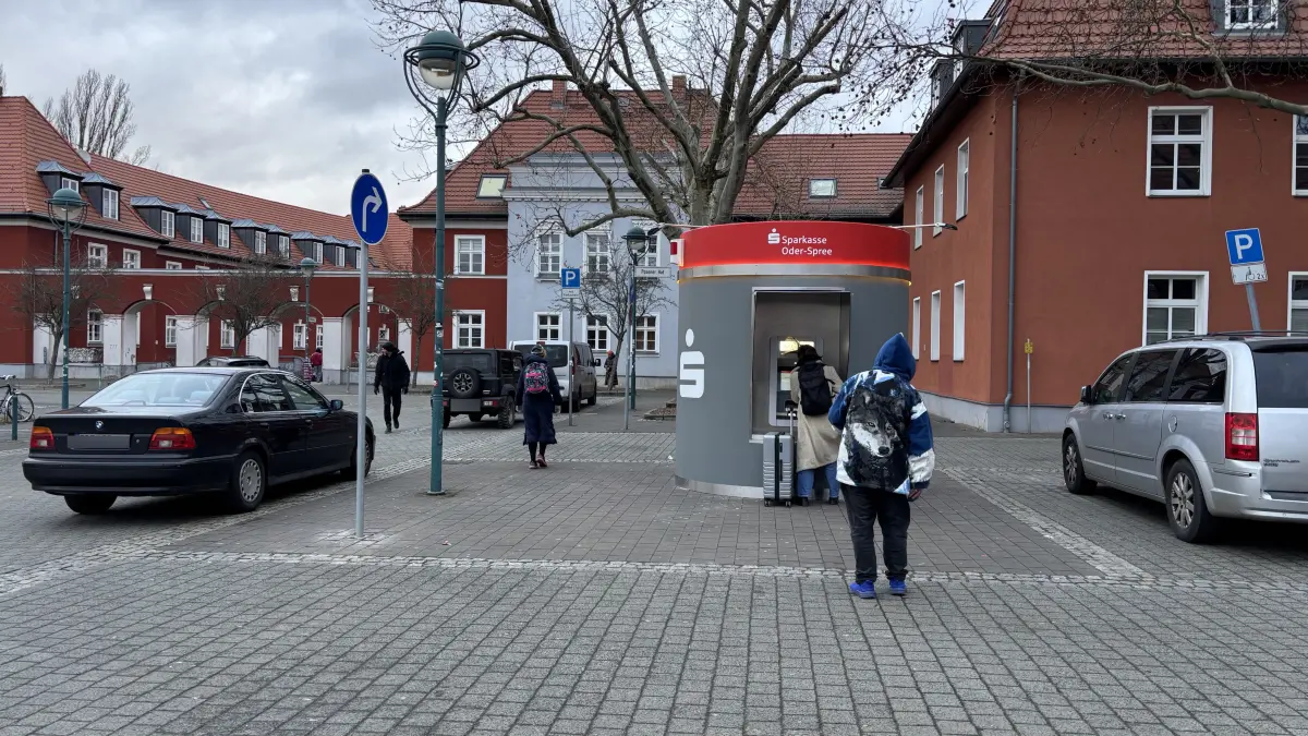 Am Geldautomaten am Bahnhof in Frankfurt (Oder) hat es eine räuberische Erpressung gegeben. (Archivfoto)