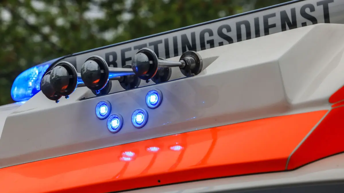 Rettungsdienst: ARCHIV - 07.05.2024, Nordrhein-Westfalen, Leverkusen: Ein Rettungswagen steht bei einer Schockraumübung der Feuerwehr Leverkusen am Einsatzort. (zu dpa: «Regatta - zahlreiche junge Teilnehmer mit Kreislaufproblemen») Foto: Oliver Berg/dpa +++ dpa-Bildfunk +++
