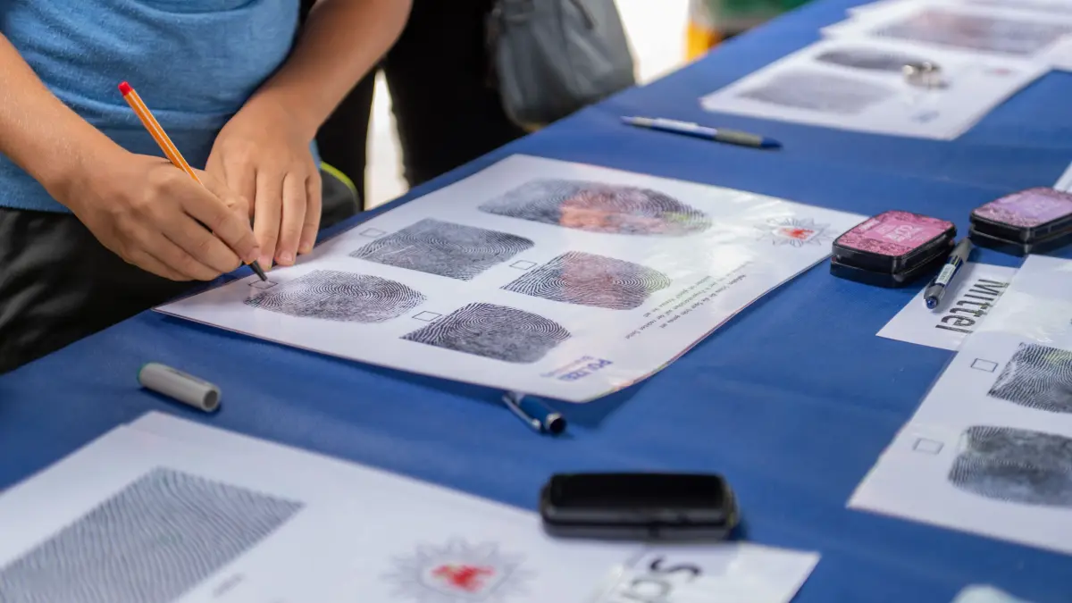 Fingerabdrücke vergleichen und Spuren auswerten: An Mitmachstationen konnten Besucher selbst in die Rolle von Kriminaltechnikern schlüpfen.