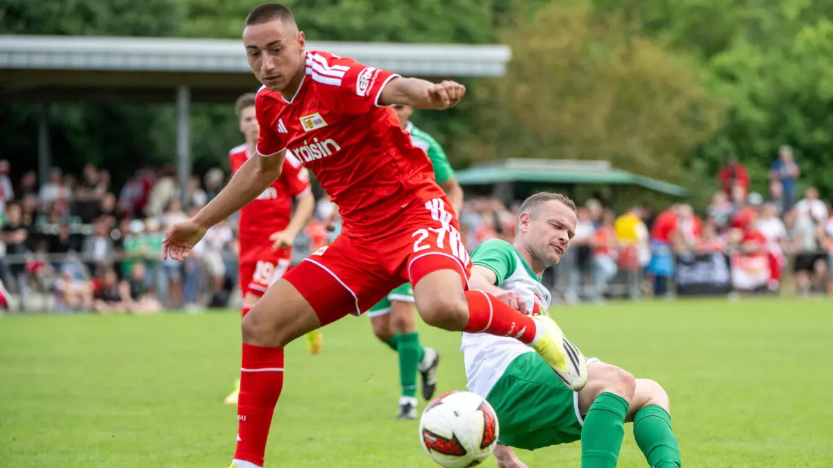 Testspiel Grün-Weiß Lübben - 1. FC Union 2026/27: Fußball, Herren, Testspiel, Saison 2026/2027, SV Grün-Weiß Lübben - 1. FC Union Berlin, v. l. Marin Ljubicic (1. FC Union Berlin), Dirk Schieban, 05.07. 2026, Foto: Matthias Koch