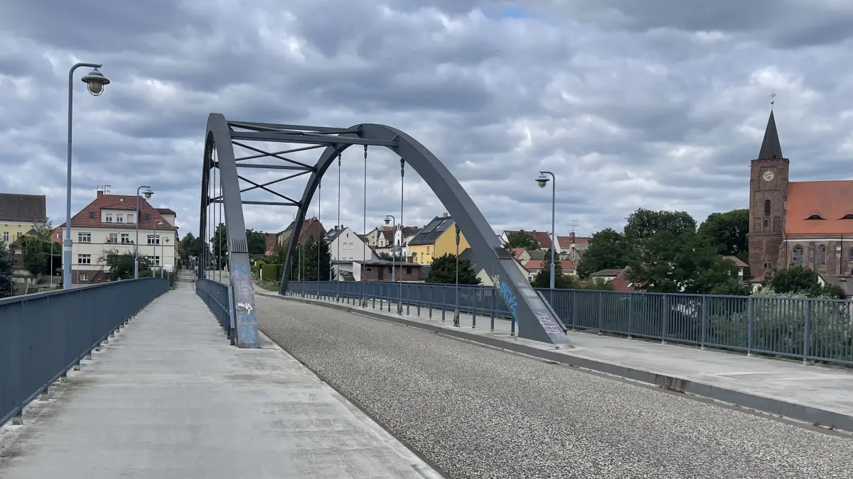 Die neue Deichbrücke im Eisenhüttenstädter Ortsteil Fürstenberg soll wieder zur Baustelle werden. Was ist geplant und welche Folgen hat das?