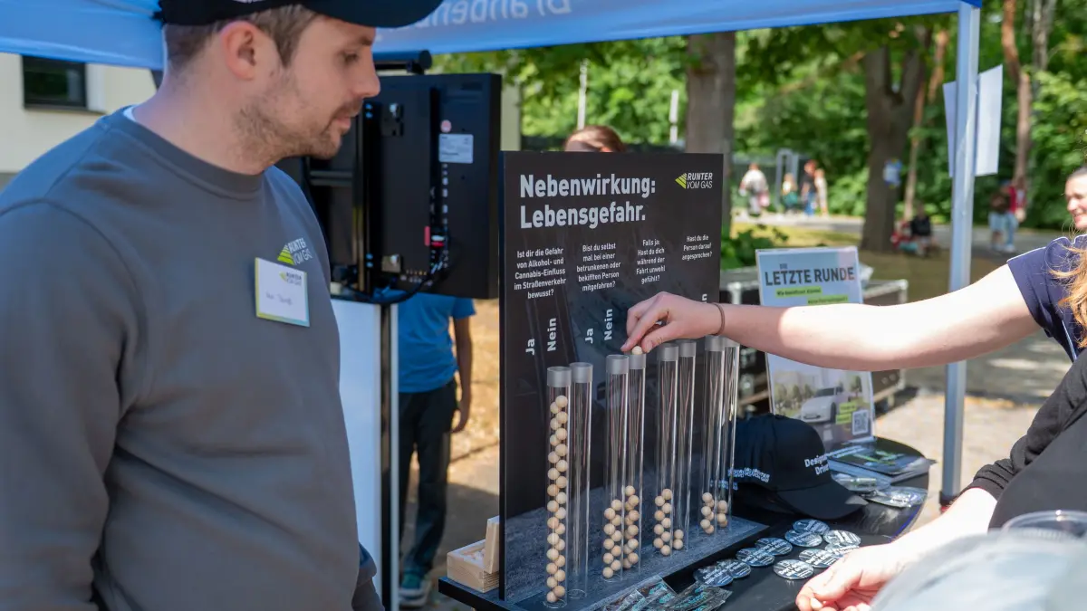 Am Präventionsstand „Runter vom Gas“ informierten Experten über die Gefahren von Alkohol und Drogen im Straßenverkehr und luden Besucher zum Mitmachen ein.
