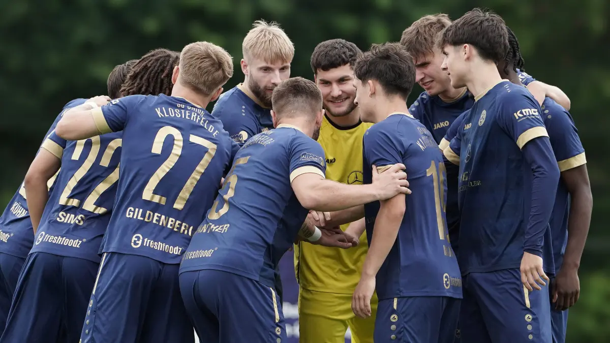 Fussball : Klosterfelde, Fussball Freundschaftsspiel / Saisonvorbereitung, Union Klosterfelde - VFB Krieschow, Anfeurn mit guter Spiellaune u.a. hinten Pascal Schölzke bei Keeper Kilian Schubert
FOTO BENK 04.07.2026
