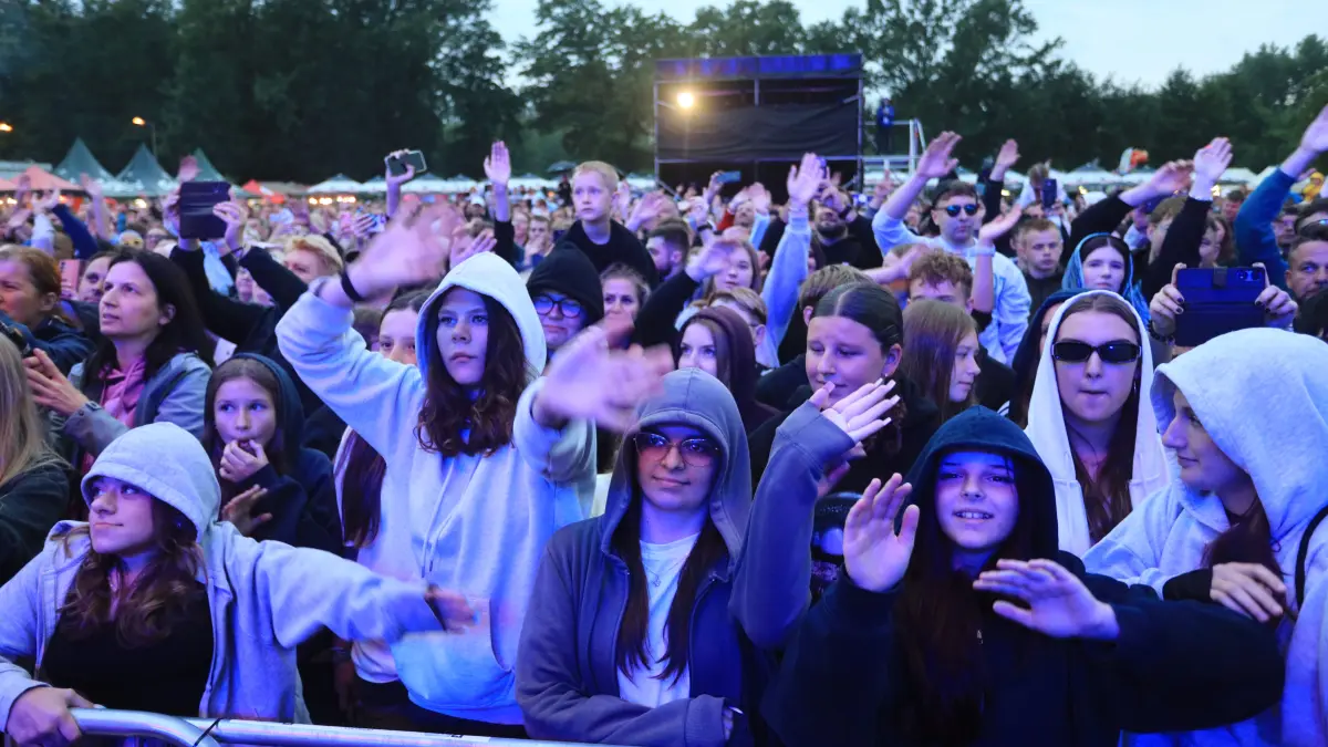 Beim Stadtfest in Slubice herrschte unter anderem während des Auftritts der Vengaboys beste Stimmung - auch dem Regen trotzten die gut gelaunten Gäste.