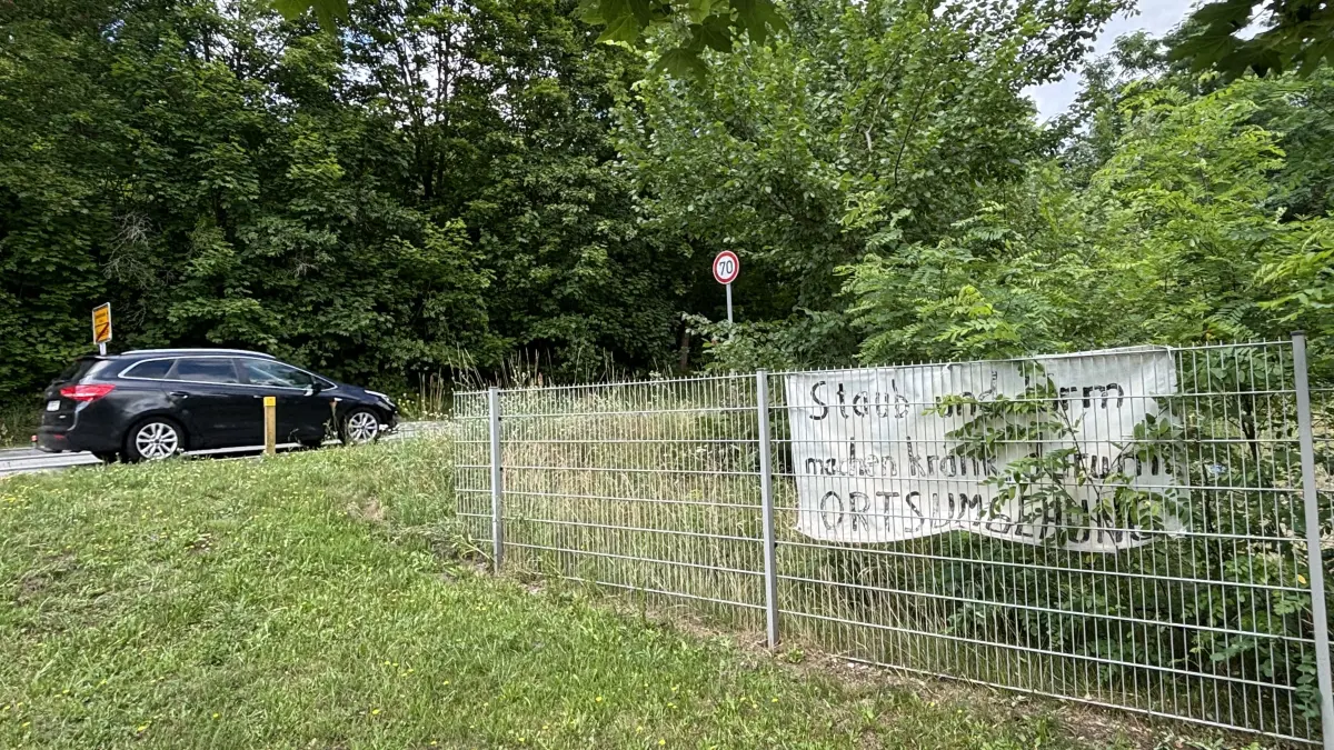 Das Transparent am Ortseingang von Neuzelle, das kaum noch zu erkennen ist, setzt sich für die Ortsumgehung der B112 ein. "Staub und Lärm machen krank", steht darauf. Schon seit vielen Jahren wird gefordert, das Bauprojekt zu realisieren.