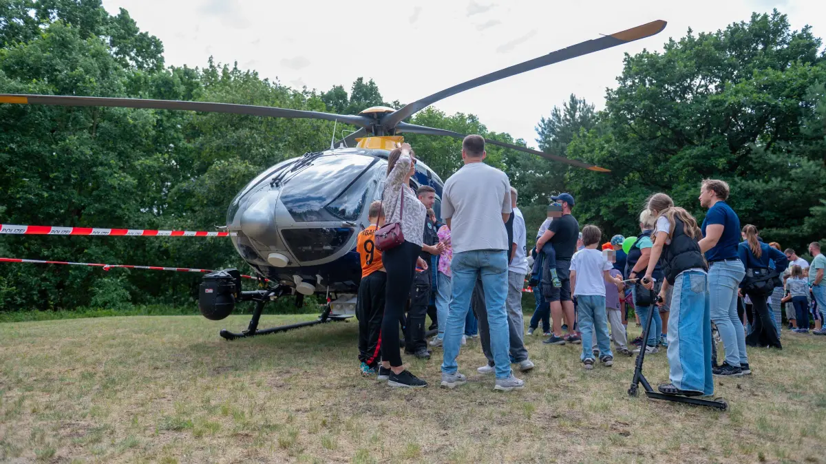 Der Polizeihubschrauber zog zahlreiche Besucher an. Viele nutzten die Gelegenheit, das Einsatzmittel aus nächster Nähe zu besichtigen.