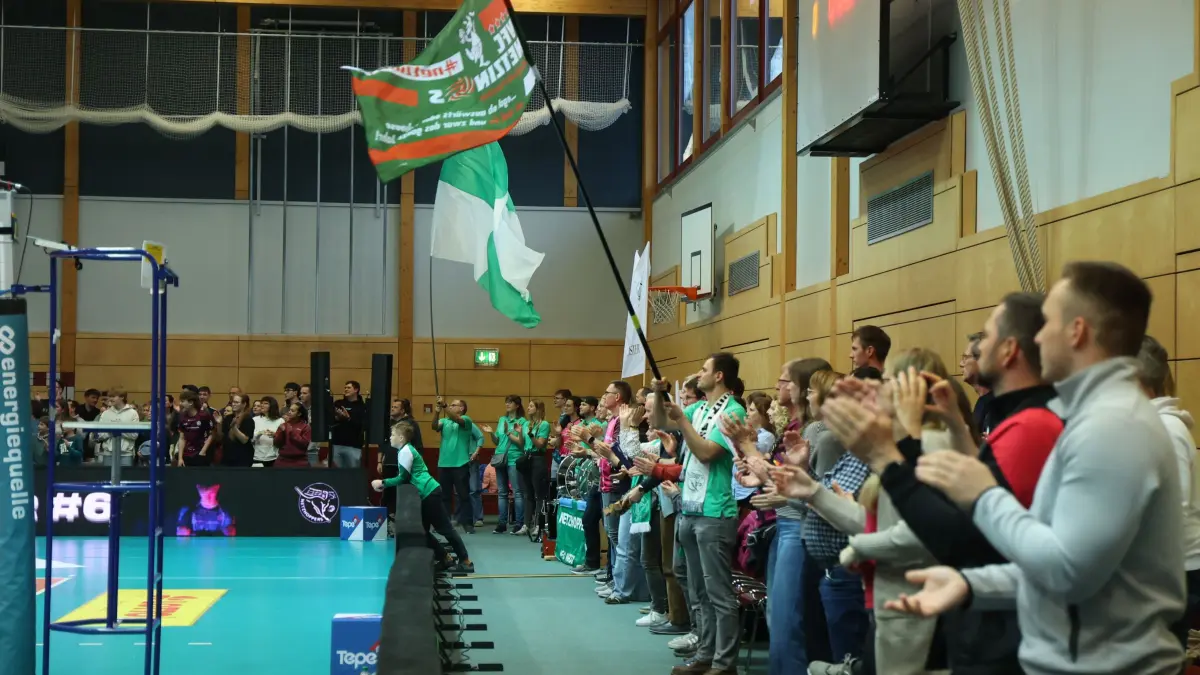 Die Fans der Netzhoppers Königs Wusterhausen machen sich Sorgen: Womöglich müssen sie zu Heimspielen bald weit anreisen. Wie stehen die Chancen für eine neue Halle in KW?