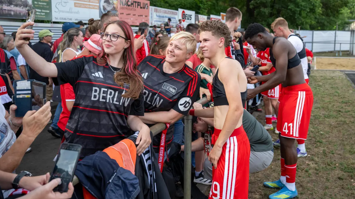 Testspiel Grün-Weiß Lübben - 1. FC Union 2026/27: Fußball, Herren, Testspiel, Saison 2026/2027, SV Grün-Weiß Lübben - 1. FC Union Berlin, Linus Güther (1. FC Union) und Fans, 05.07. 2026, Foto: Matthias Koch