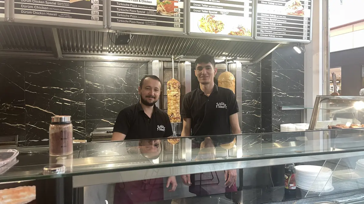 Wer im Schwedter Oder-Center essen möchte, findet bei Salih´s Döner ein reichhaltiges Angebot. Seyhan Mustafa und Orhan Kirat (v.l.)