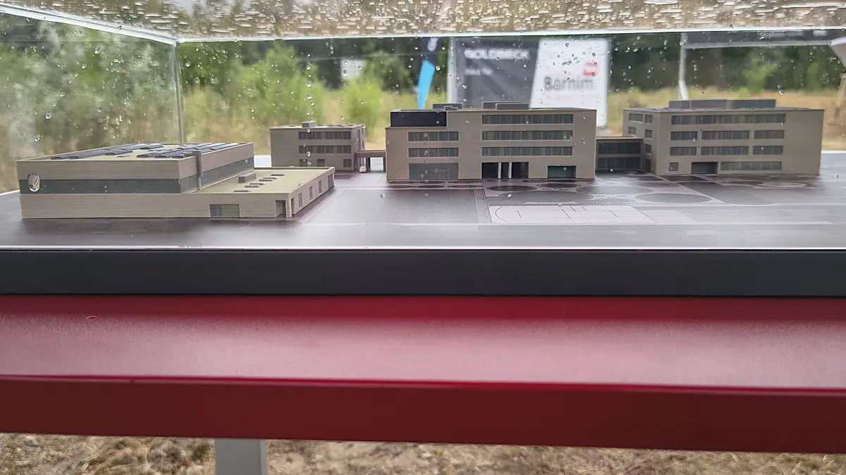 Ein Modell des neuen Schulcampus im Eberswalder Stadtteil Finow. Es wurde vom Bauunternehmen Goldbeck am Montag offiziell an den Landkreis übergeben. Zuvor war es bereits im Kreistag und soll jetzt an den beteiligten Schulen in Eberswalde gezeigt werden.