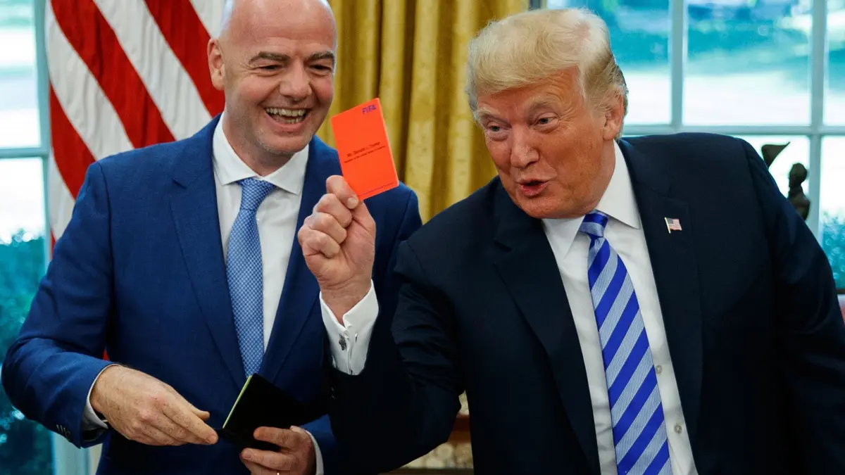 Donald Trump und Gianni Infantino: ARCHIV - 28.08.2018, USA, Washington: US-Präsident Donald Trump (r) hält während eines Treffens mit FIFA-Präsident Gianni Infantino im Oval Office des Weißen Hauses am 28.08.2018 eine rote Karte hoch. (zu dpa-Korr: «Anruf von Trump? Empörung nach FIFA-Kehrtwende bei US-Profi») Foto: Evan Vucci/AP/dpa +++ dpa-Bildfunk +++