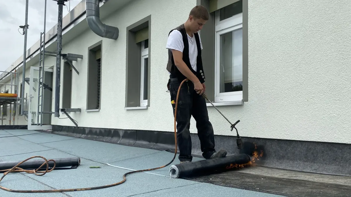Dach abdichten: Kenny Türk von der Firma Haase aus Demnitz auf einer Baustelle in Müncheberg. Der 19-jährige Azubi steht vor der Gesellenprüfung als Dachdecker.