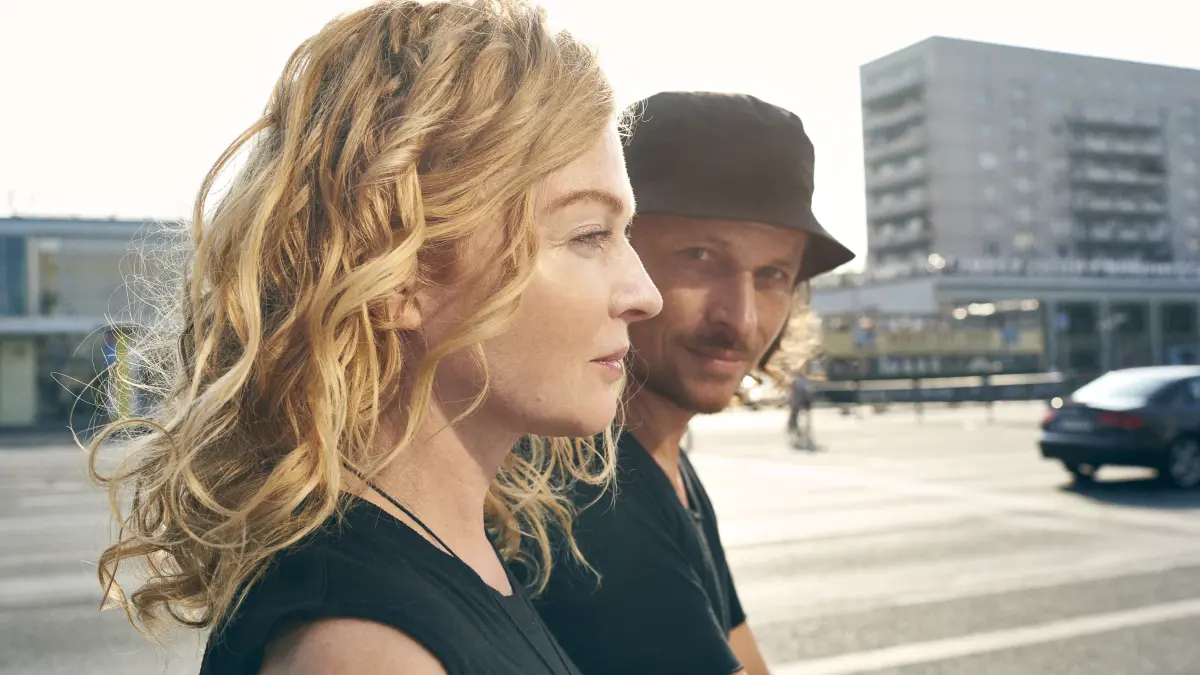 HANDOUT - Inga Humpe und Tommi Eckart veröffentlichen als Elektro-Pop-Duo 2raumwohnung am 16. Juni das neues Album «Nacht und Tag». (zu dpa-KORR: «"Party vorbei, aber wir bleiben noch" - 2raumwohnung mit neuer Platte» vom 13.06.2017) ACHTUNG: Nur zur redaktionellen Verwendung im Zusammenhang mit der aktuellen Berichterstattung und nur bei Nennung: Foto: Astrid Grosser/DefNash Entertainment/dpa +++ dpa-Bildfunk +++