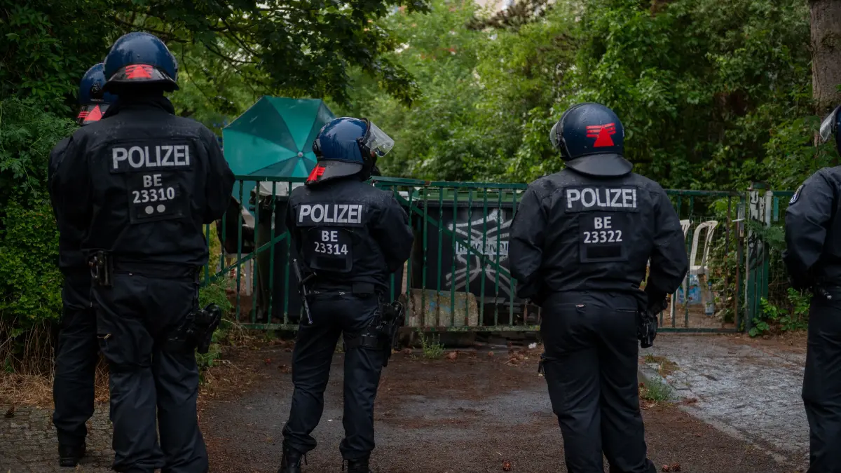 Beamte einer Einsatzhundertschaft vor dem Objekt in der Wurzener Straße, direkt angrenzend an die Hönower Weiherkette.