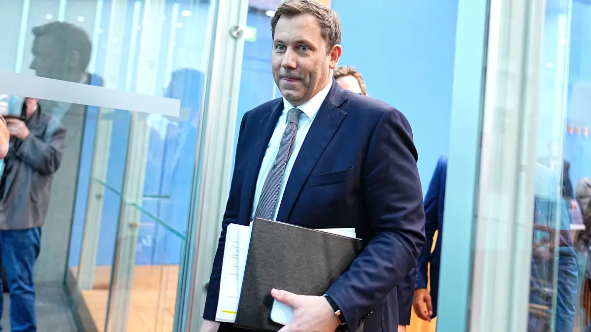 Bundeshaushalt: 06.07.2026, Berlin: Lars Klingbeil (SPD), Bundesminister der Finanzen, verlässt die Pressekonferenz zur Vorstellung des Planentwurfs für den Bundeshaushalt 2027 im Haus der Bundespressekonferenz. Foto: Michael Kappeler/dpa +++ dpa-Bildfunk +++