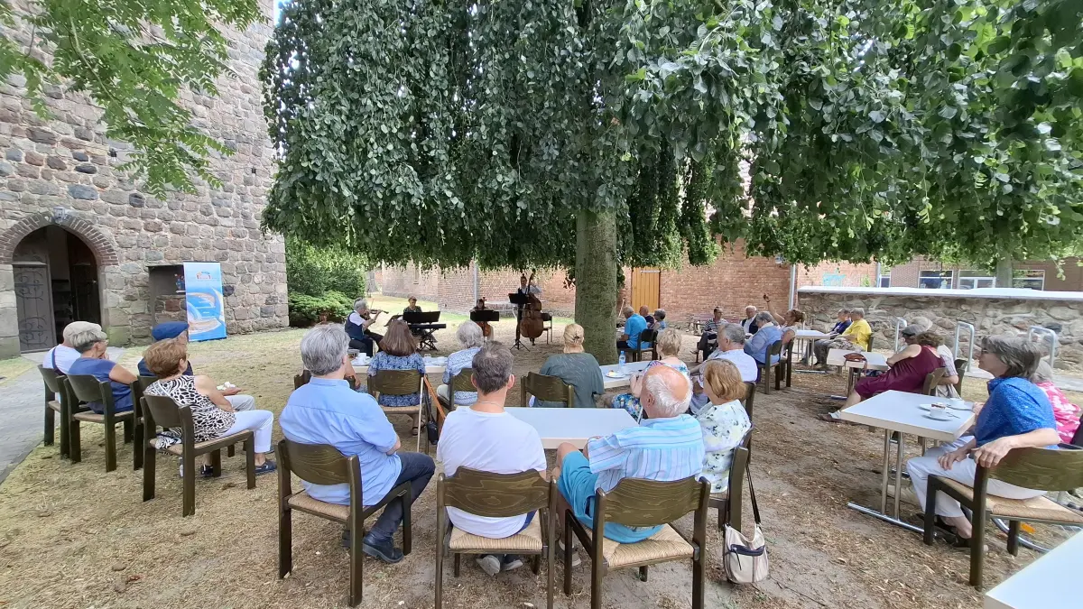 Das Salonorchester Panketal spielt am 12. Juli bekannte Werke unter freiem Himmel bei Kaffee.