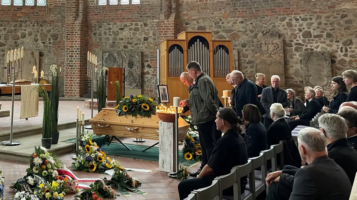 Bei einer Trauerfeier im Dom von Fürstenwalde nahmen Familie, Freunde und Kollegen Abschied vom Chef der Polizeiinspektion Oder-Spree/Frankfurt (Oder), Jürgen Huber.