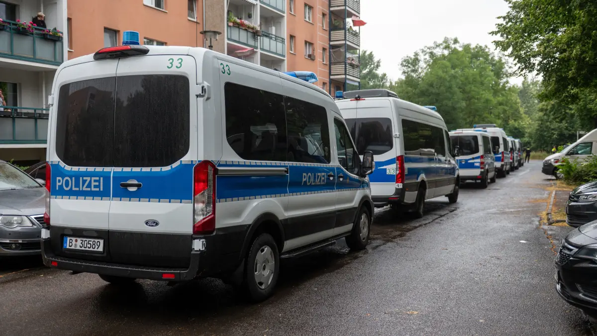 Die Polizei rückte mit mehreren Einsatzkräften an, auch ein Hubschrauber überflog das Gebiet rund um die Wurzener Straße mehrfach.