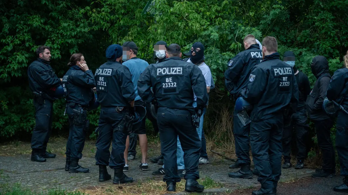 Mehrere Personen wurden von der Polizei in ihrer Freiheit eingeschränkt und kontrolliert.