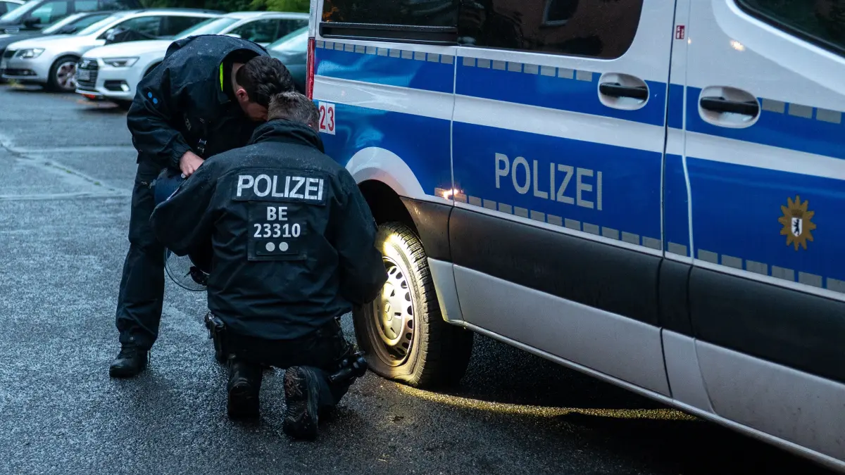 Bei einem Polizeifahrzeug wurde ein platter Reifen festgestellt. Ob hier eine strafbare Handlung vorliegt, ist noch unklar.