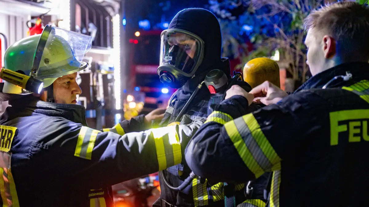 Einsatzkräfte der Feuerwehren aus dem Amt Märkische Schweiz rückten nach Buckow aus. Dort brachen gegen Mitternacht Flammen auf einem Grundstück aus.