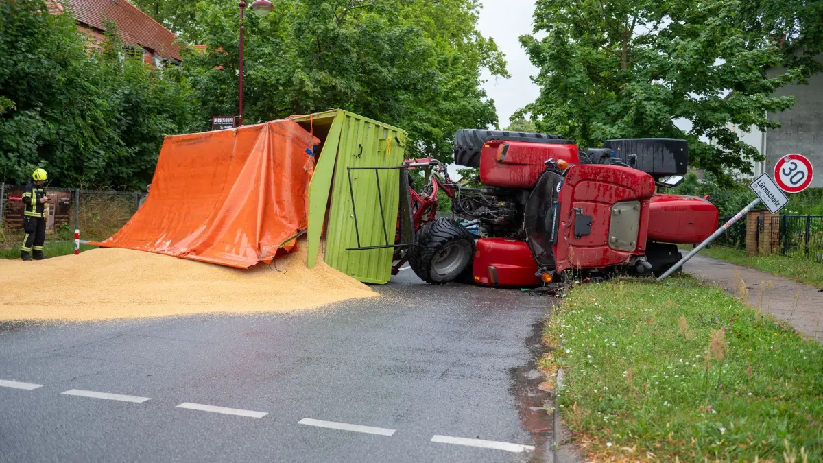 Einsatzkräfte der Freiwilligen Feuerwehren aus Neuenhagen und Altlandsberg sind vor Ort.