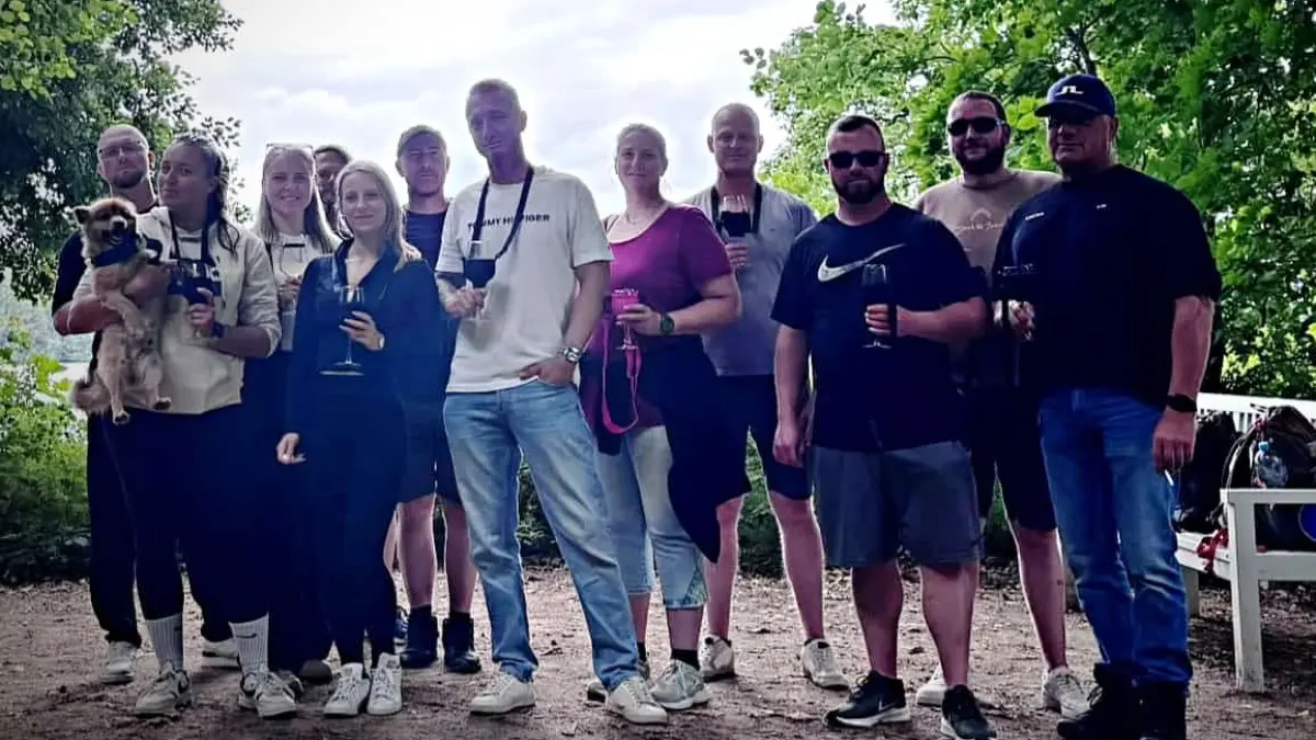 Weinwanderung im Ruppiner See: Polizisten aus Neuruppin und ihre Freunde wanderten mit Weingläsern in der Natur. Die Truppe kam bei Beobachtern gut an.