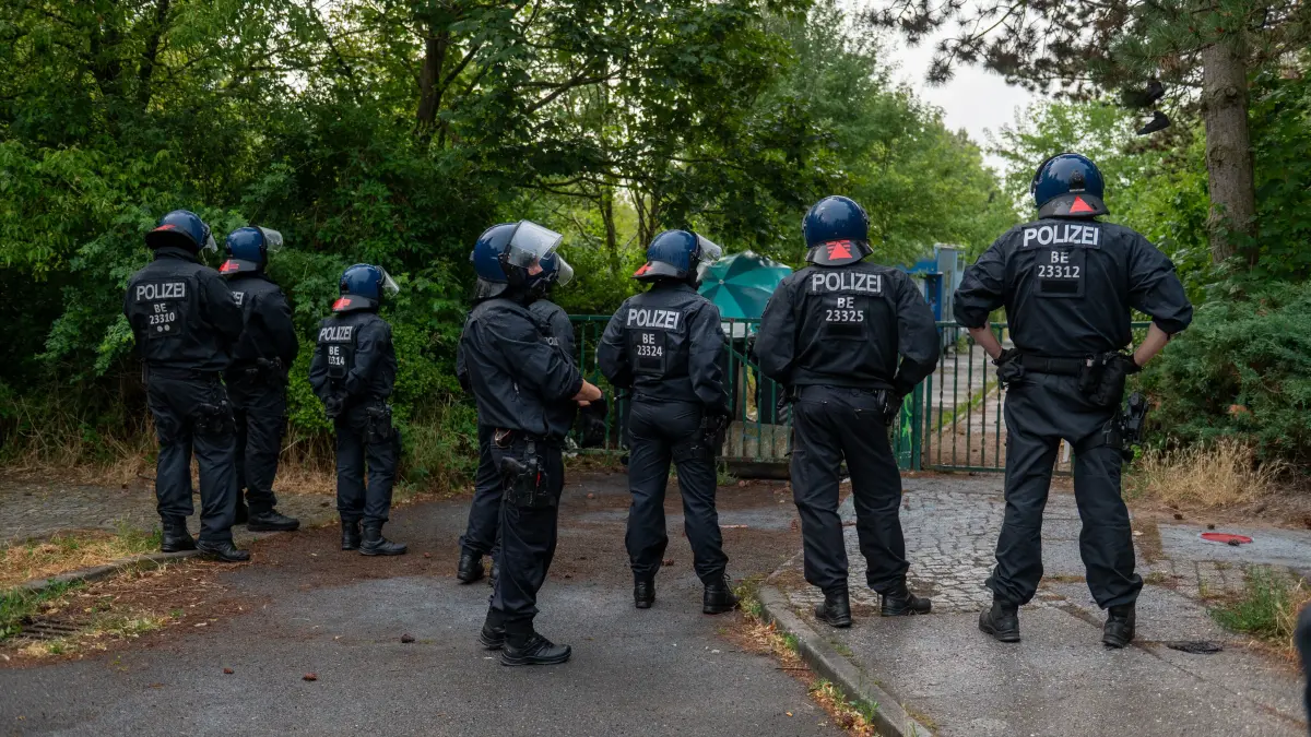 Großeinsatz der Polizei in Berlin-Hellersdorf: An der Stadtgrenze zur Gemeinde Hoppegarten sind zwei Gruppen aus der politisch linken Szene aneinandergeraten. Ein Polizeihubschrauber kreise mehrfach über der Hönower Weiherkette.