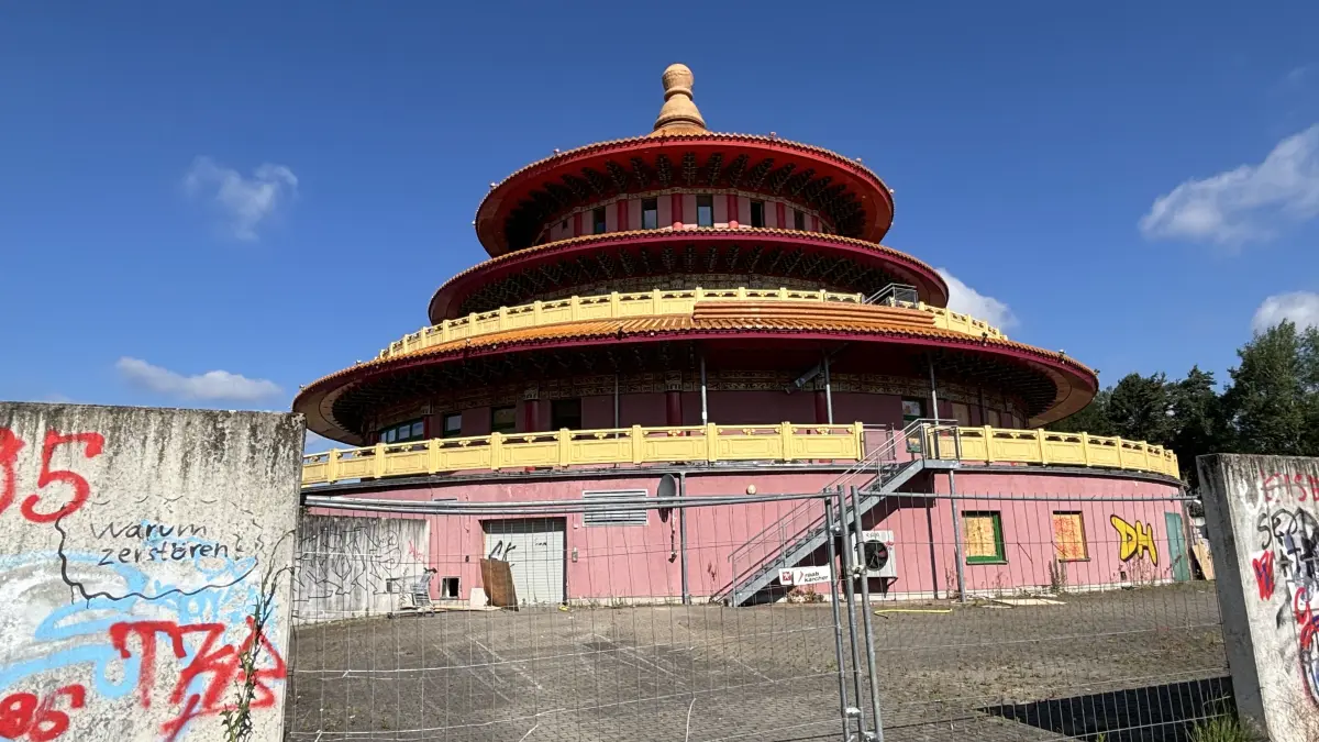 Umstrittene Pläne für Hohen Neuendorf: Die leer stehende Pagode soll für den Bau von neuen Wohnungen abgerissen werden. Jetzt liegt ein Entwurf für die Bebauung des Areals vor.