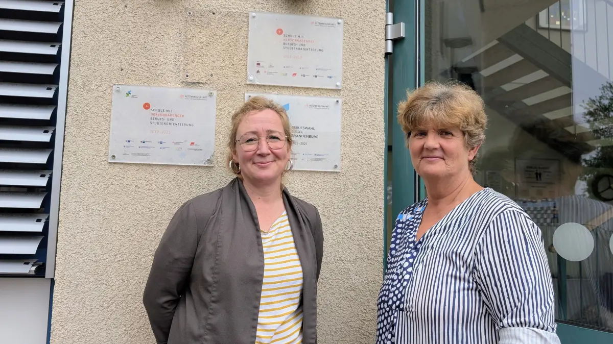 Rebecca Keller, Koordinatorin der Berufsorientierung, und Dagmar Schmid, Schulleiterin der Lenné-Schule, vor den Auszeichnungen der Schule