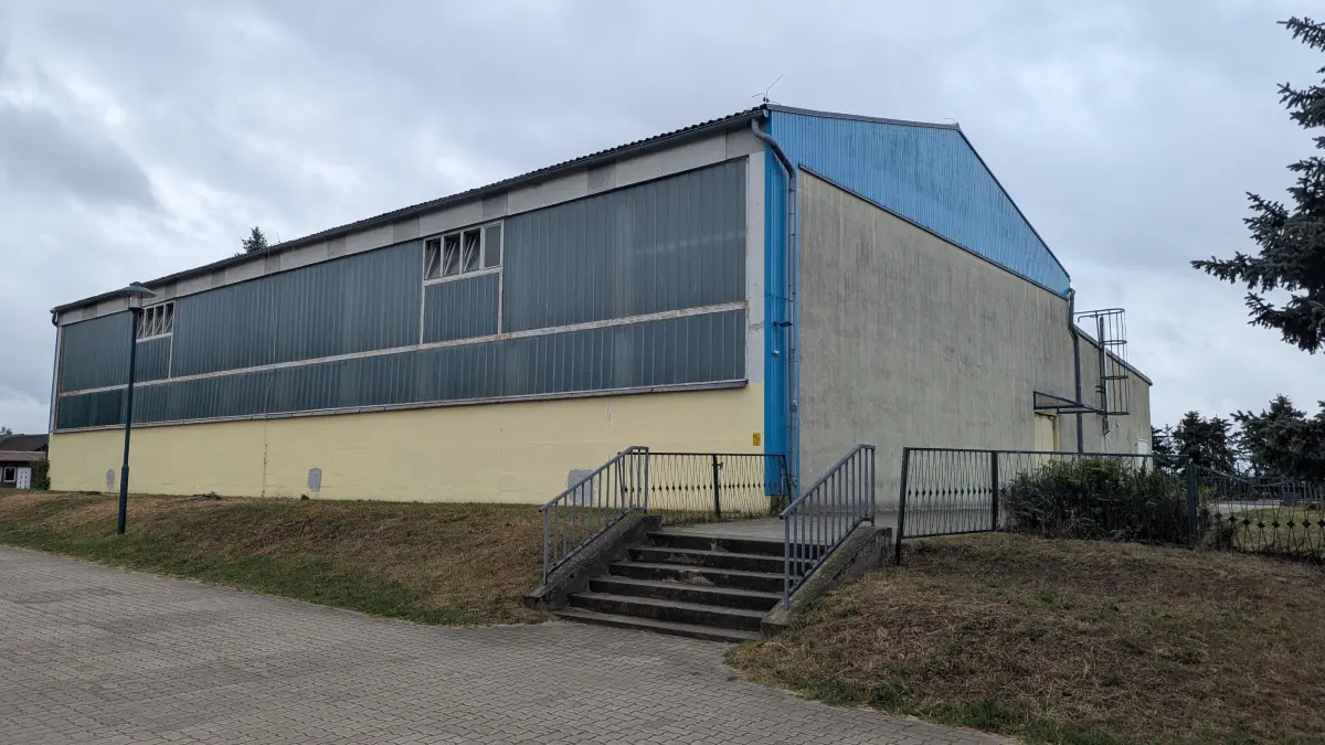 Vorderseite der Turnhalle in Altreetz. Hier sollen technische Systeme, wie etwa ein Notstromaggregat und eine Trinkwasseraufbereitungsanlage, für den Ernstfall überprüft werden.