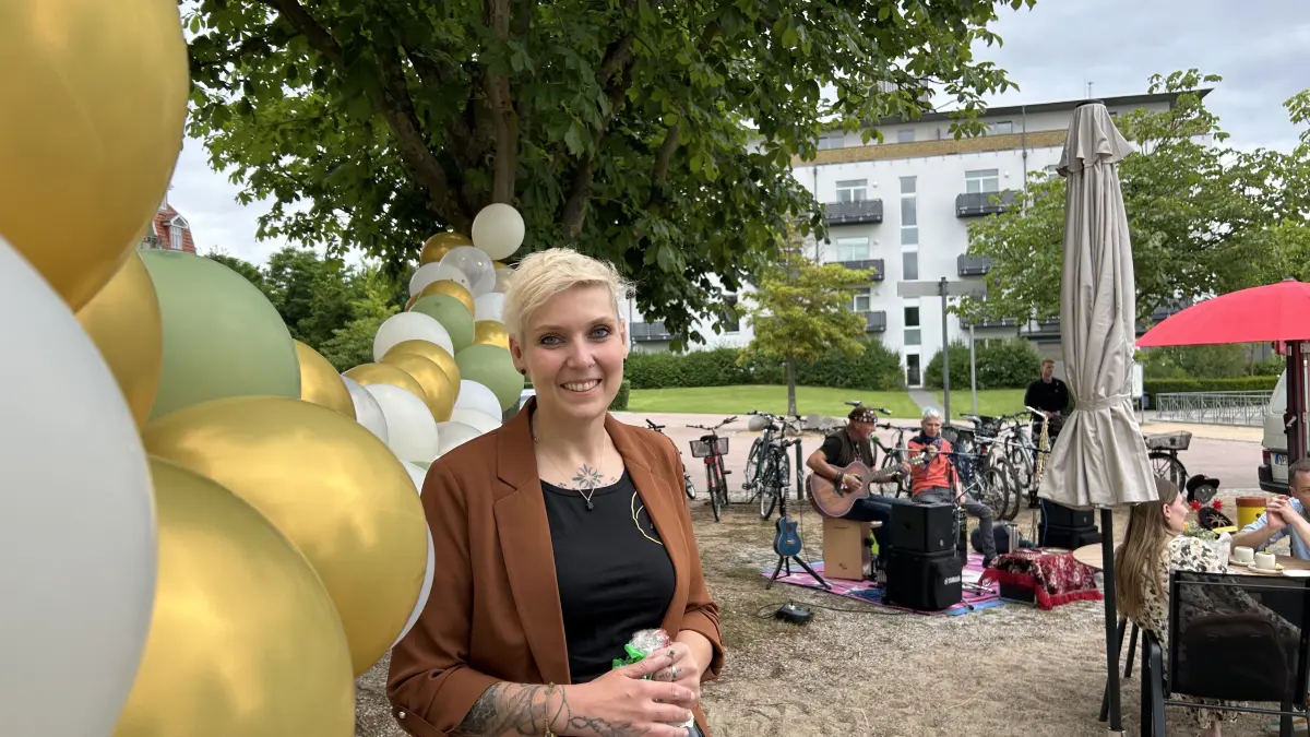 Magdalena Woelk am Eröffnungstag vor ihrem neuen Café in Neuruppin