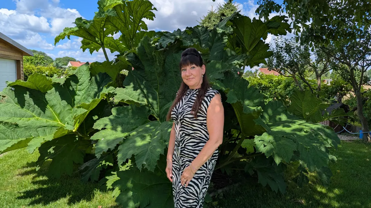 Kathrin Wisian in ihrem Garten in Altreetz