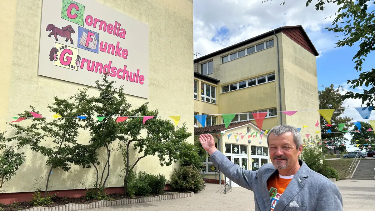 Das Schulgebäude der Cornelia-Funke-Grundschule ist 50 Jahre alt geworden, Schulleiter Steffen Meyer freut sich über das Gold-Jubiläum.