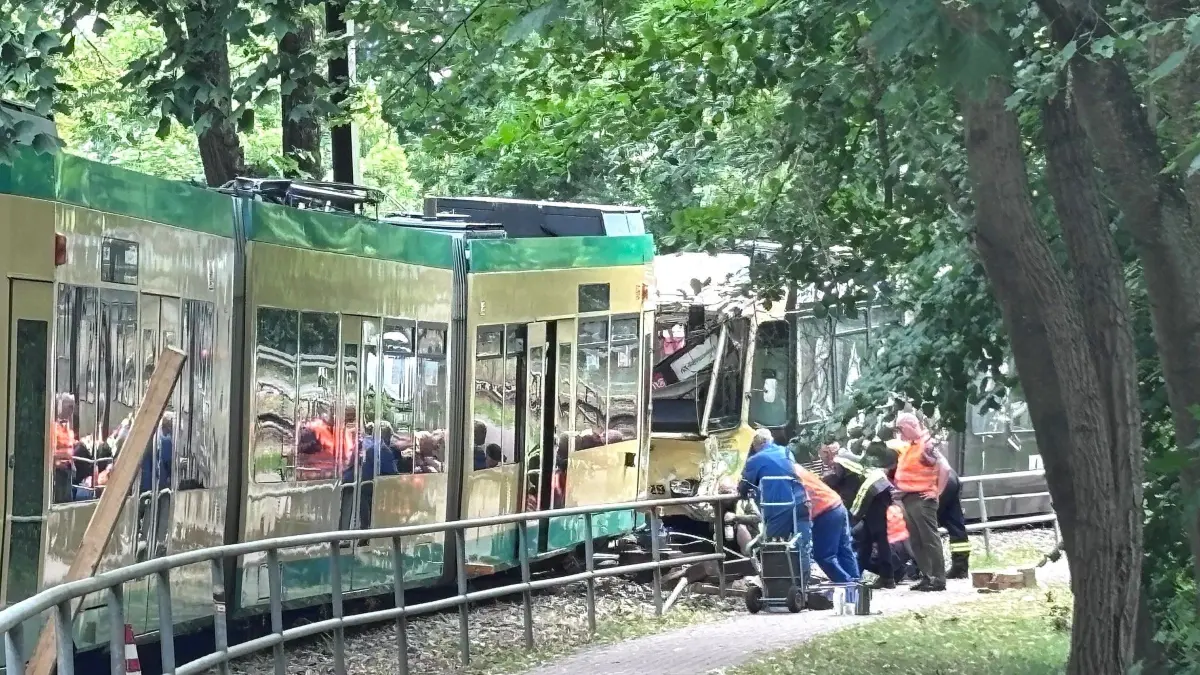 Unfall bei der Straßenbahn Schöneiche-Rüdersdorf: Im Einsatz waren Einsatzkräfte der Feuerwehren Schöneiche und Rüdersdorf mit einer spezielle Aufgleistechnik.