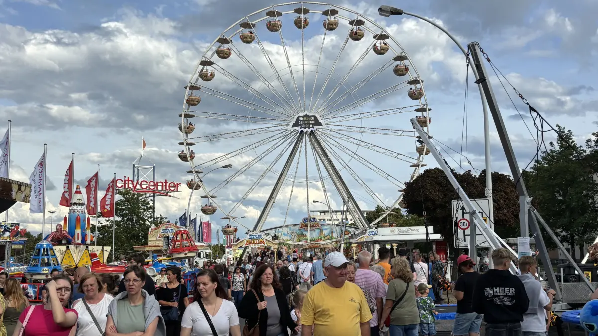 Darf auf keinem Stadtfest in Eisenhüttenstadt fehlen: Auch in diesem Jahr wird es wieder ein Riesenrad geben. Was es sonst noch für Highlights gibt wurde jetzt bekanntgegeben.