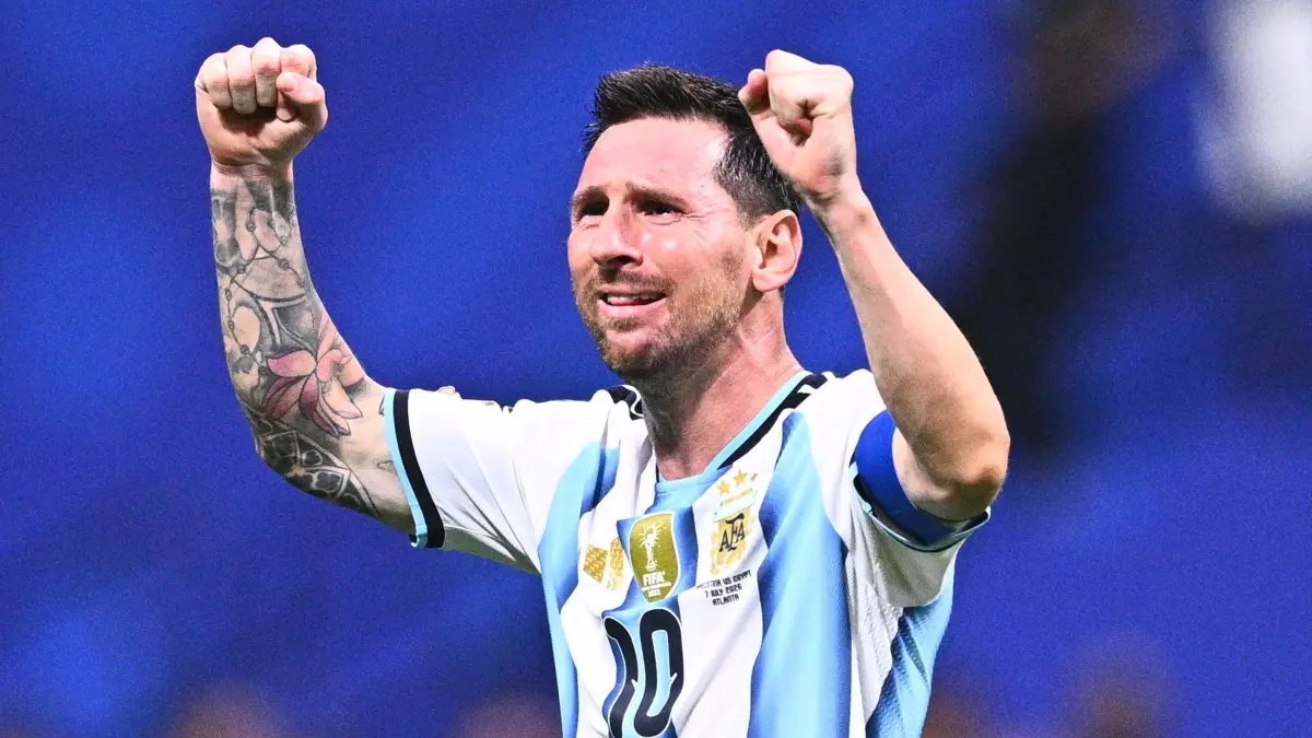 WM 2026 - Argentinien - Ägypten: 07.07.2026, USA, Atlanta: Fußball, Männer, WM 2026, Argentinien - Ägypten, Finalrunde, Achtelfinale, Atlanta-Stadion, Lionel Messi (Argentinien) jubelt über den Sieg. ACHTUNG: Gemäß den Auflagen der FIFA dürfen die Bilder ausschließlich zur redaktionellen Verwendung genutzt werden. Eine kommerzielle Nutzung ist ausgeschlossen. Zudem dürfen keine videoähnlichen Sequenzen erstellt werden, und es dürfen keine Veränderungen weder im Vordergrund noch im Hintergrund am Bild vorgenommen werden. Foto: Tom Weller/dpa +++ dpa-Bildfunk +++