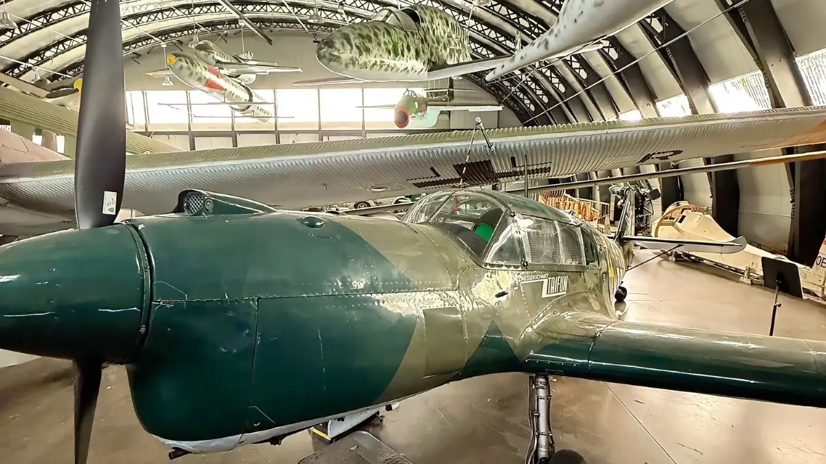 Cottbus Hangar. Die Halle der Luftwaffe wurde nach dem II. Weltkrieg in Cottbus abgebaut und gehört heute zum Military Aviation Museum in Virginia Beach.