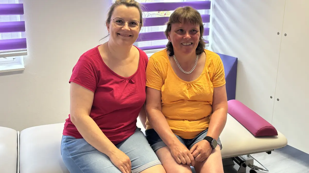 Geschafft: Was die stark sehbehinderte Masseurin Angela Kogel (r.) mit der selbstständigen Physiotherapeutin Diana Große in Bad Freienwalde verbindet.