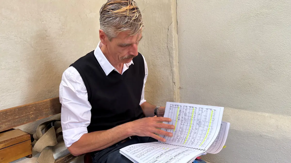 Der Regisseur und Mitbegründer der Uckeroper Angermünde, Holger Müller-Brandes, inszeniert berühmte Werke der Musik auf neue und ungewöhnliche Weise für kleine Bühnen auf dem Land.