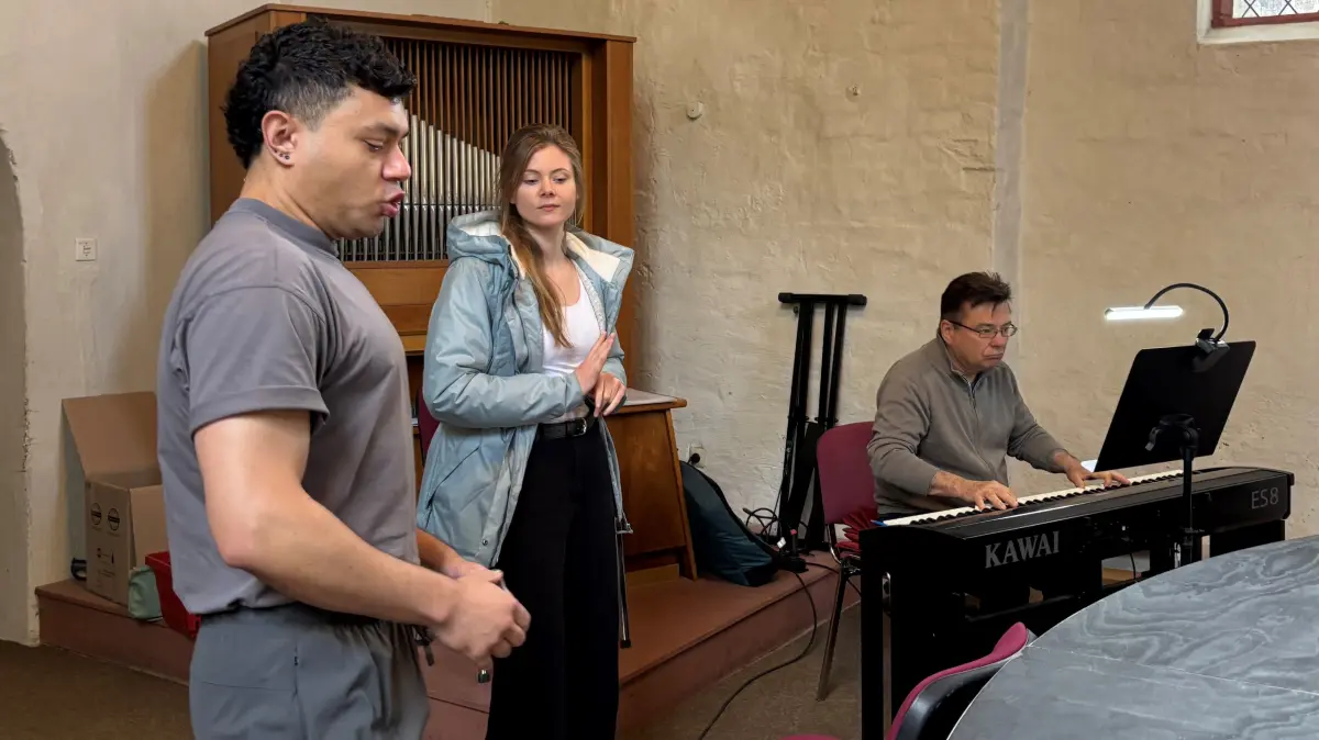 Die Uckeroper Angermünde bringt 2026 "Faust" auf die Bühne. Die Solisten Lea Kohnen (Sopran) als Gretchen und André Angenendt (Bariton) als Mephisto proben in der Marienkirche, begleitet vom Korrepetitor Professor Jürgen Werner am Klavier.