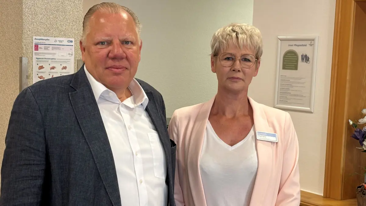 Giomi Deutschland GmbH hat zum 1.6.2026 die Seniorenresidenz Neuenhagen aus der Insolvenzmasse von Ambiente Care übernommen. Adriano Winkler, Prokurist der Giomi Deutschland GmbH, und Einrichtungsleiterin Birgit Heinze in der Seniorenresidenz in Neuenhagen