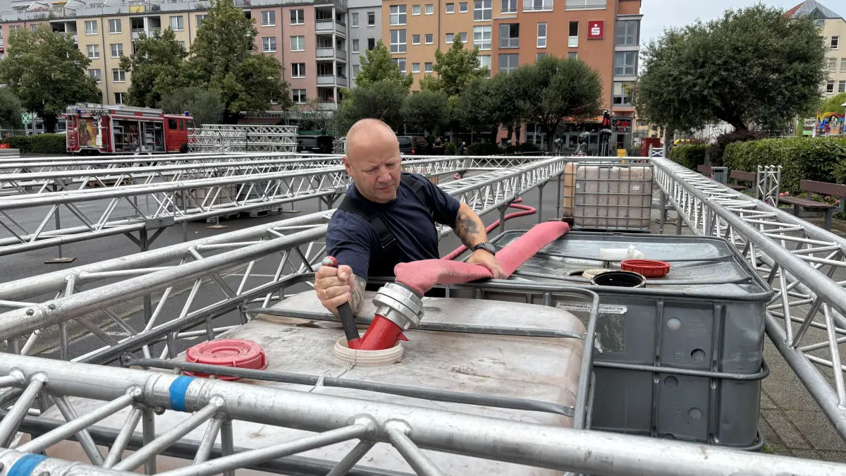 Die Wassertanks zur Stabilisierung der Hauptbühne in Frankfurt (Oder) wurden von einem Kameraden der Feuerwehr betankt. Auf der Bühne des Hansestadtfestes treten unter anderem 2Raumwohnung und die Rainbirds auf.