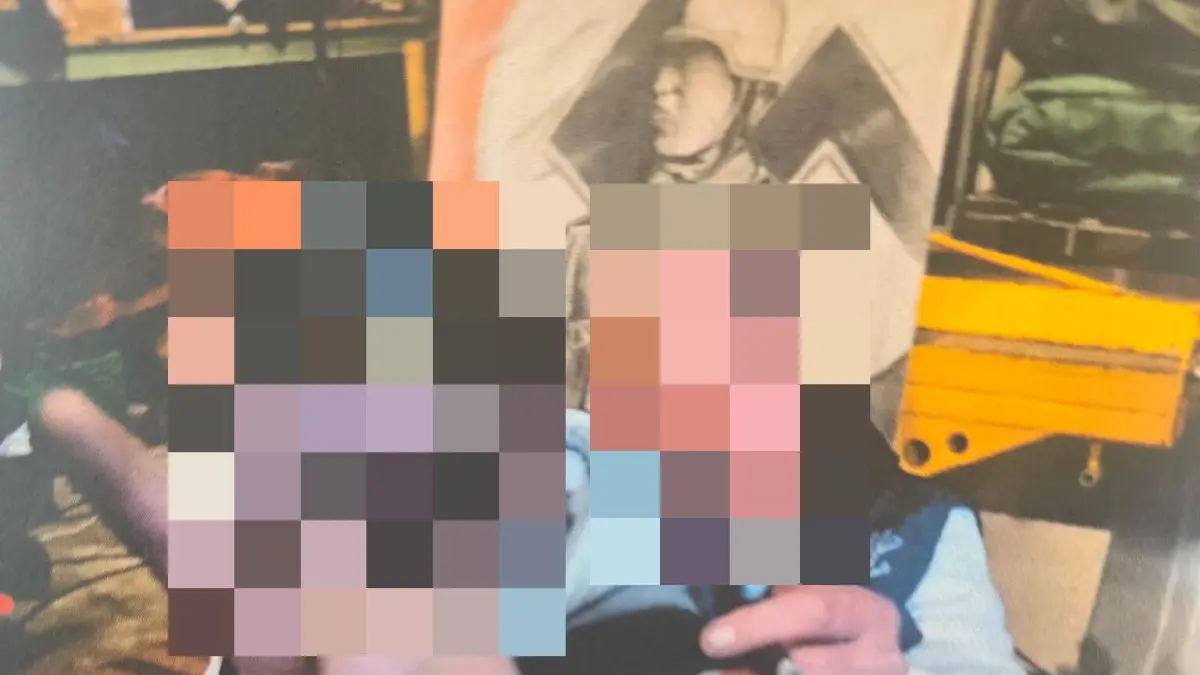 Hier ist ein Foto von den Aufnahmen, die unserer Redaktion vorliegen. Einer der beiden Männer ist Polizist in Südbrandenburg. Im Hintergrund ist ein Bild mit einem Hakenkreuz und einem Soldaten zu sehen.