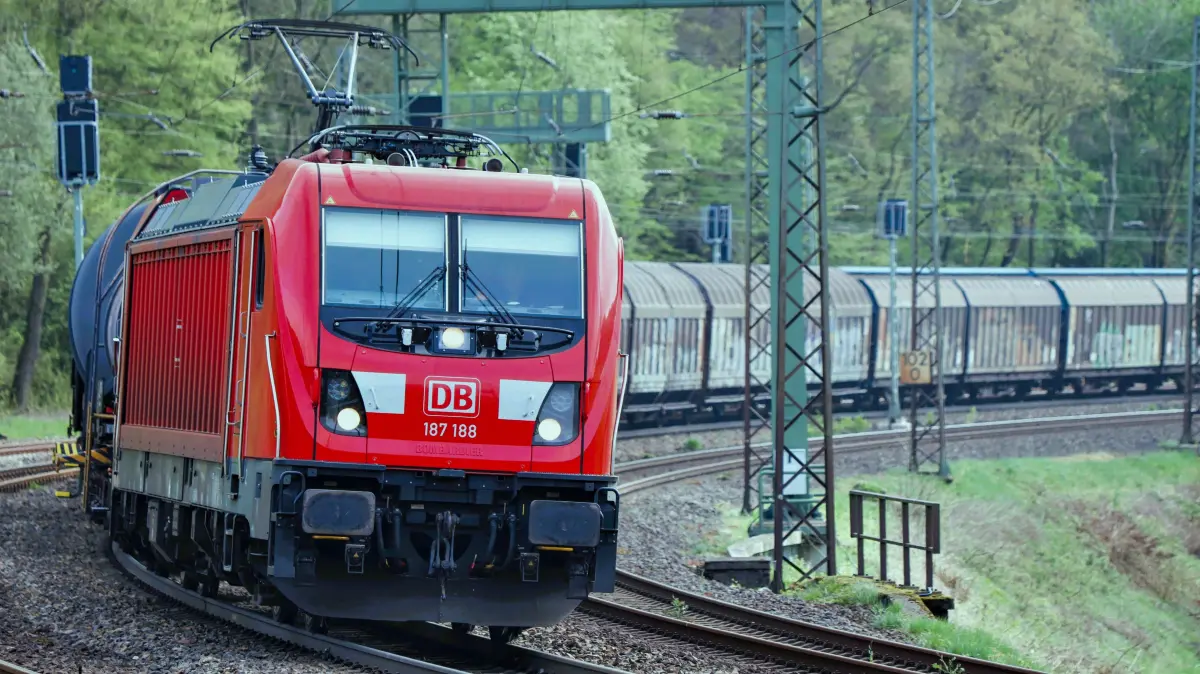 ACHTUNG! NUR FÜR EINMALIGE VERWENDUNG HERUNTERGELADEN; DARF NICHT NOCHMAL VERWENDET WERDEN Bei Himmighausen an der Strecke Hannover - Altenbeken rollt eine TRAXX der Baureihe 187 der DB Cargo mit einem Zug des Einzelwagenverkehrs Richtung Süden.