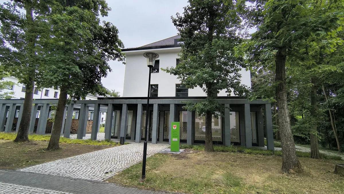 Das fertiggestellte neue Betriebsgebäude in der Tramper Chaussee 9 in Eberswalde. Mitarbeiter eines Landesbetriebes, welcher bisher seinen Sitz in Potsdam hatte, sind hier bereits seit mehreren Monaten tätig. In Eberswalde wird somit eine lange Tradition fortgesetzt.