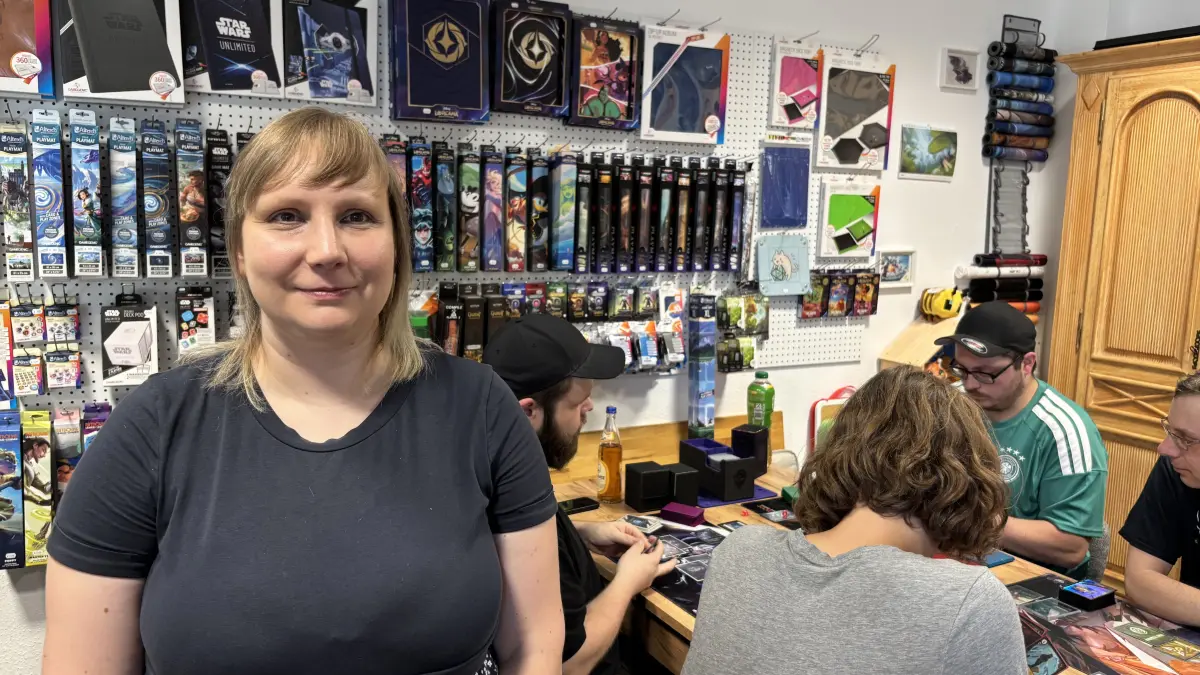 Carolin Bielig betreibt das Ladengeschäft mit angeschlossenem Versand "Superelf-Cards" in den Räumen der Thinkfarm in Eberswalde.
