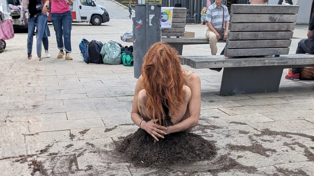 Momentaufnahme aus dem ReWilding-Project auf dem Marktplatz von Eberswalde. Die Performance-Aktion sorgt nicht nur auf dem Platz sondern auch online für heftige Diskussionen. Sie macht deutlich, wie weit die Akzeptanz von Kunst auseinandergeht.