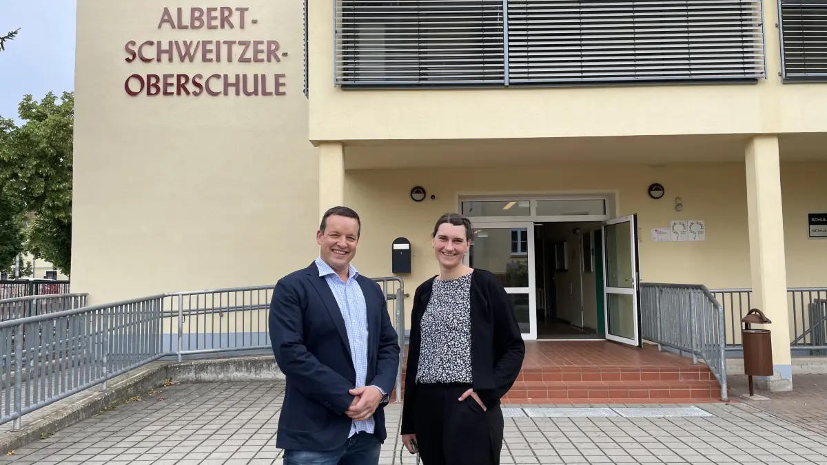 Schulleiter Stefan Bischoff und seine Stellvertreterin Anika Röpke-Hermanski sind stolz auf die 70 Zehntklässler des Abschlussjahrganges des Schuljahres 2026/2027 der Albert-Schweitzer-Oberschule Beeskow.