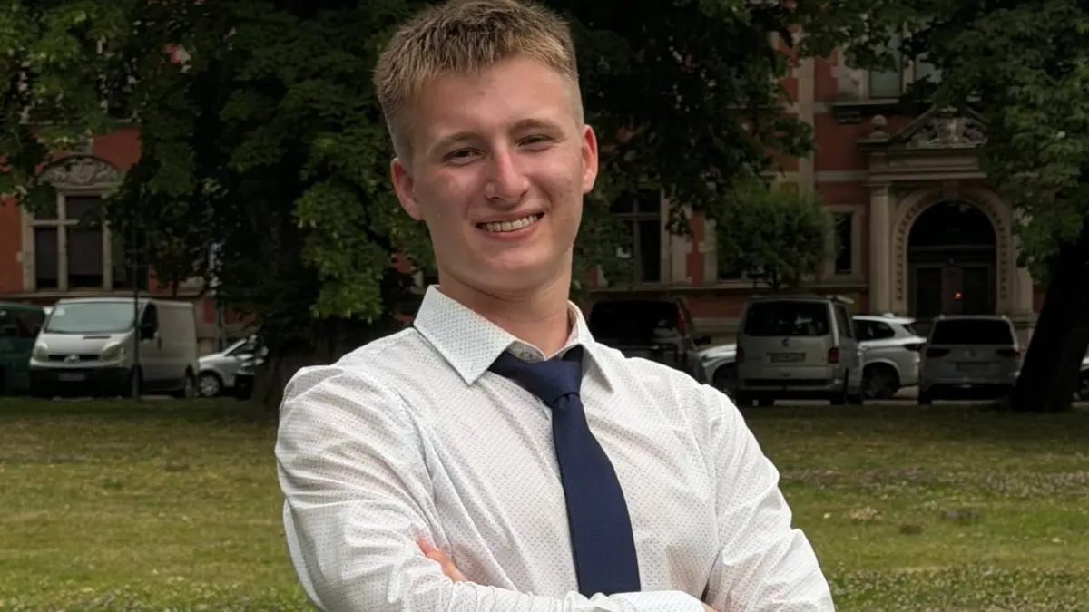 Bohdan Zhelankovskyi hat am Evangelischen Gymnasium (Evi) in Neuruppin sein Abitur gemacht. Der Ukrainer hatte anfangs Probleme mit der deutschen Sprache. Künstliche Intelligenz (KI) half ihm, sich in der Schule zu verbessern.